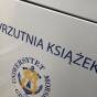 Wrzutnia książek z logo biblioteki